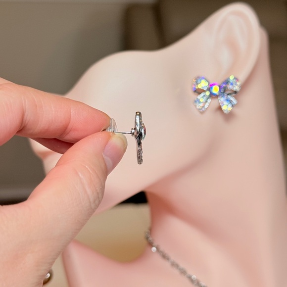 ⚜️ Sparkling Bow Earrings - Picture 5 of 10